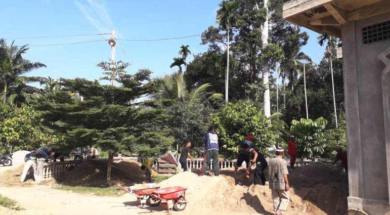 Sambut Bulan Suci Ramadhan, Warga Gotong Royong Bangun Masjid Al Ihsan Desa Redang Inhu