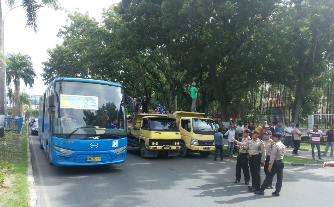 Jalan Sudirman, Pekanbaru Macet Panjang Dihadang Ratusan Truk