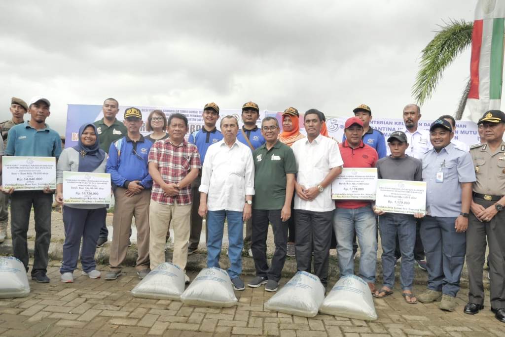Gubri Tebar 200 Ribu Bibit Ikan Nilam di Danau Kebun Nopi Kuansing