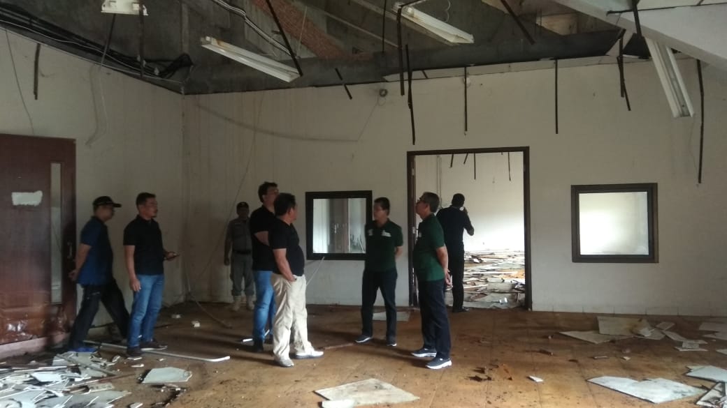 Sekdaprov Nyaris Celaka Saat Mengecek Ruangan Stadion Bola Kuansing