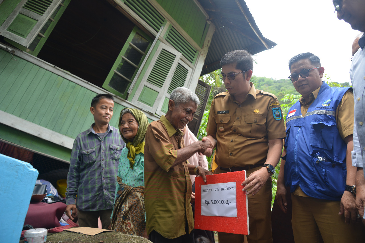 Pemko Beri Bantuan Pada Warga Silungkang Yang Rumahnya Dilanda Tanah Longsor dan Pohon Tumbang