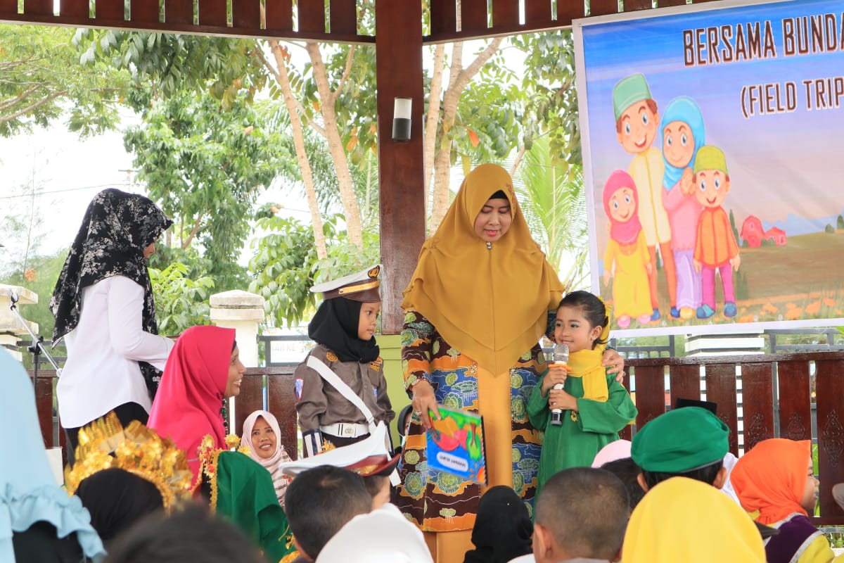 Bunda PAUD Inhil Hj Zulaikhah Wardan Lepas Field Trip Paud Ziqra