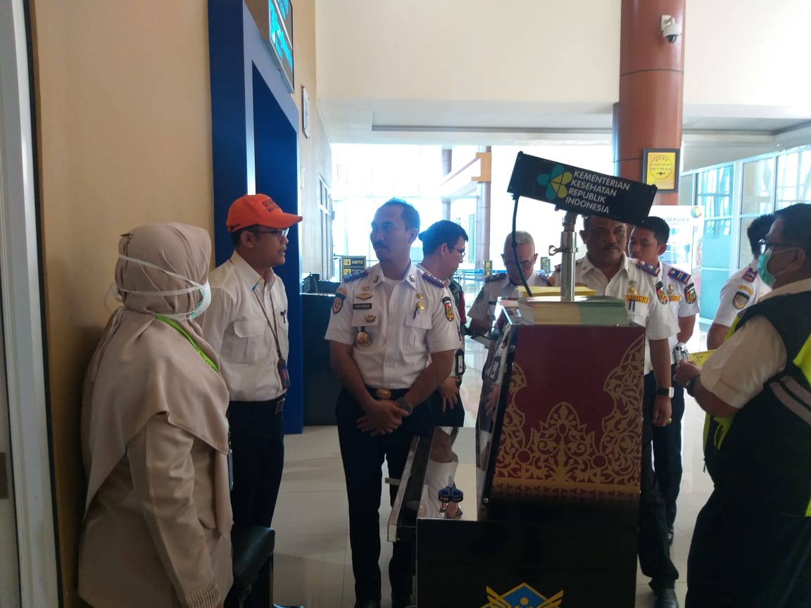 Penumpang Pelabuhan Sungai Duku Jalani Pemeriksaan Suhu Tubuh