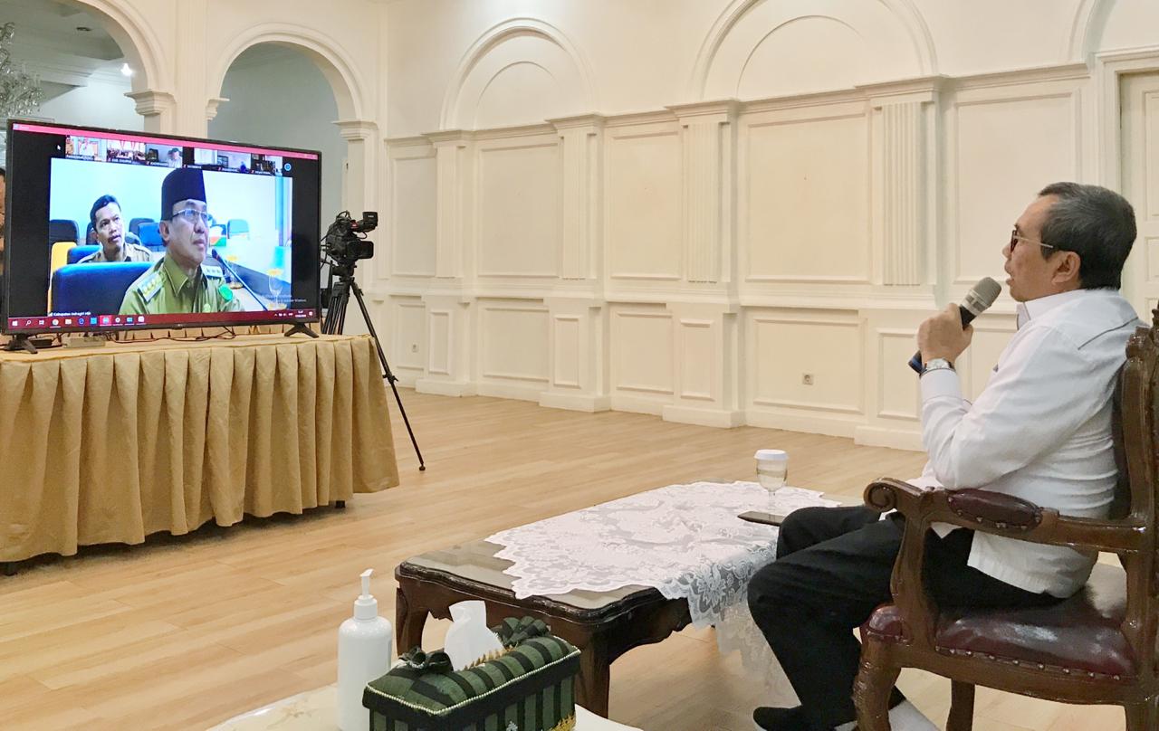 Pasca Penetapan Status Siaga Darurat Virus Corona, Gubri Teleconference dengan Bupati/Walikota se Riau