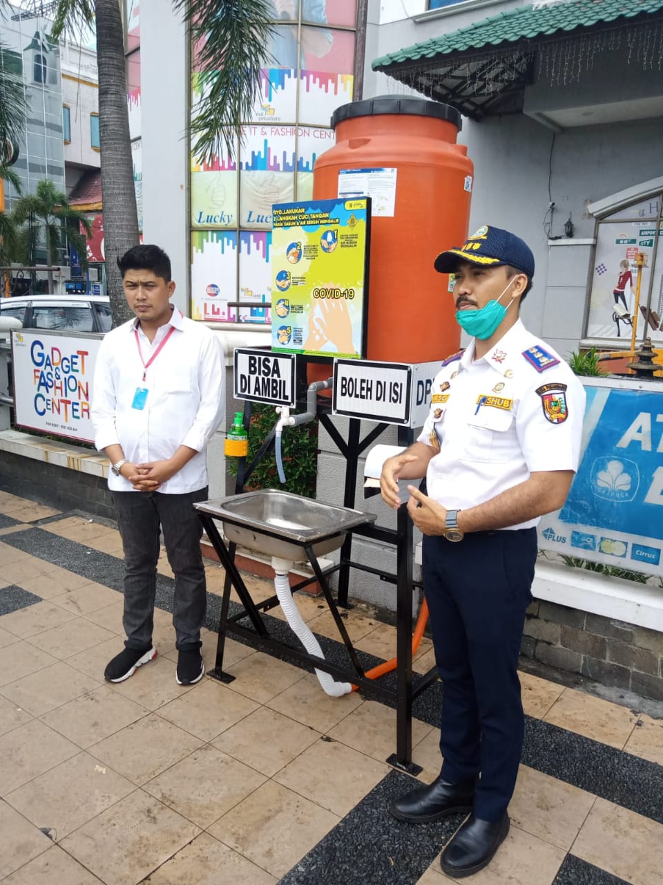 Cegah Corona,Dishub Pekanbaru Buat Tempat Cuci Tangan di Depan Mall Pekanbaru