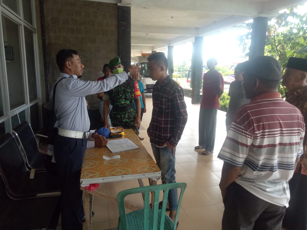  Kodim dan Dishub Inhil Cek Suhu Tubuh Penumpang di Terminal Bandar Laksamana Indragiri