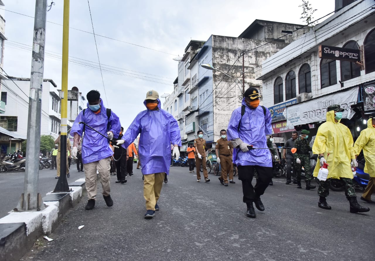 Bupati Bersama Tim Gugus Tugas Covid-19 Inhil Semprot Disinfektan ke Sejumlah Pusat Keramaian