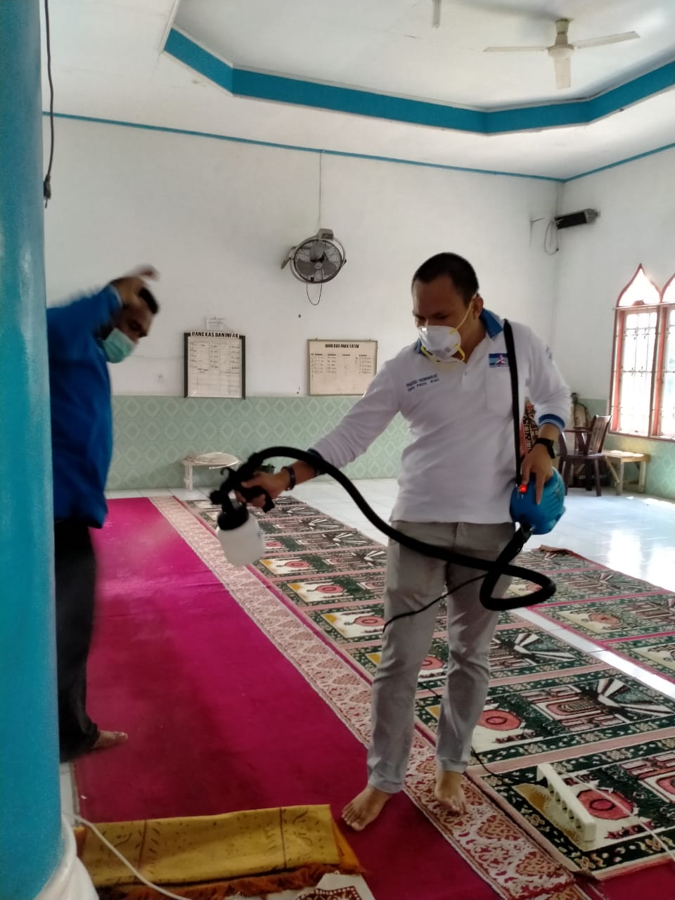 Cegah COVID-19, Demokrat Bengkalis Semprot Desinfektan ke Masjid