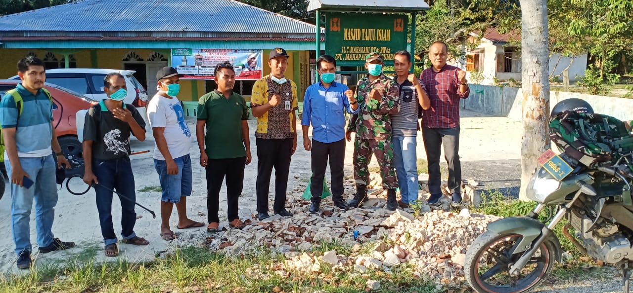 Agar Aman Dari Covid-19, Masjid dan Ruang Publik di Kelurahan Maharani Disemprot Desinfektan