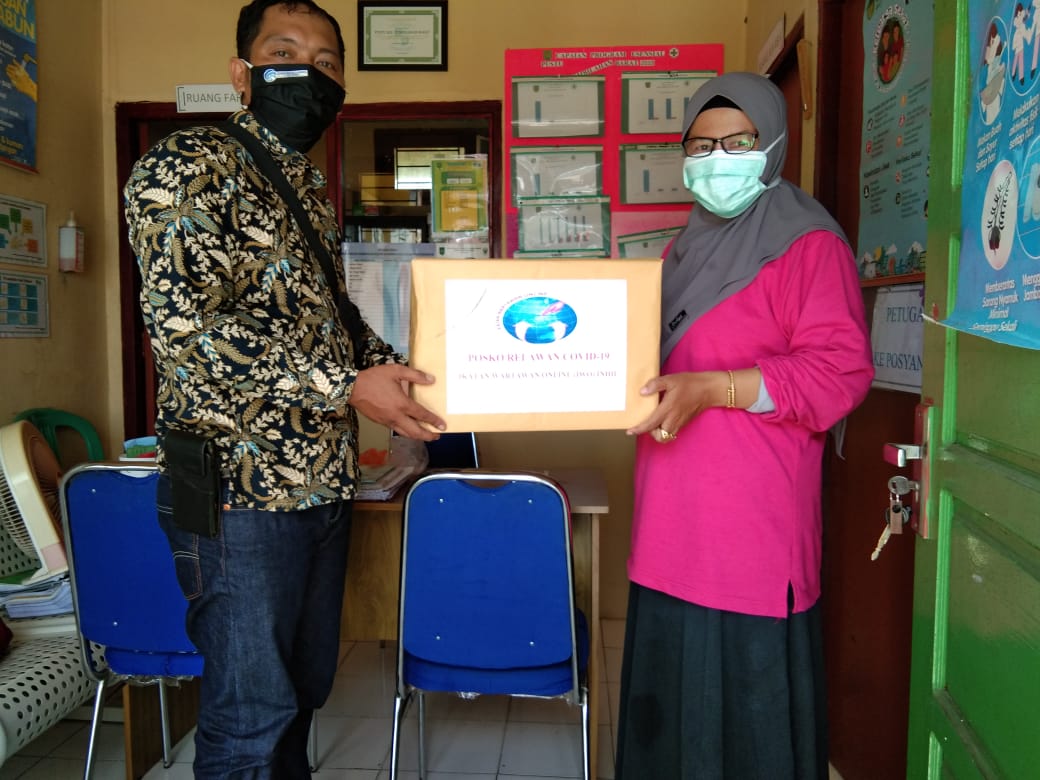 IWO Inhil Salurkan APD Kepada Tenaga Medis di Dua Puskesmas Tembilahan