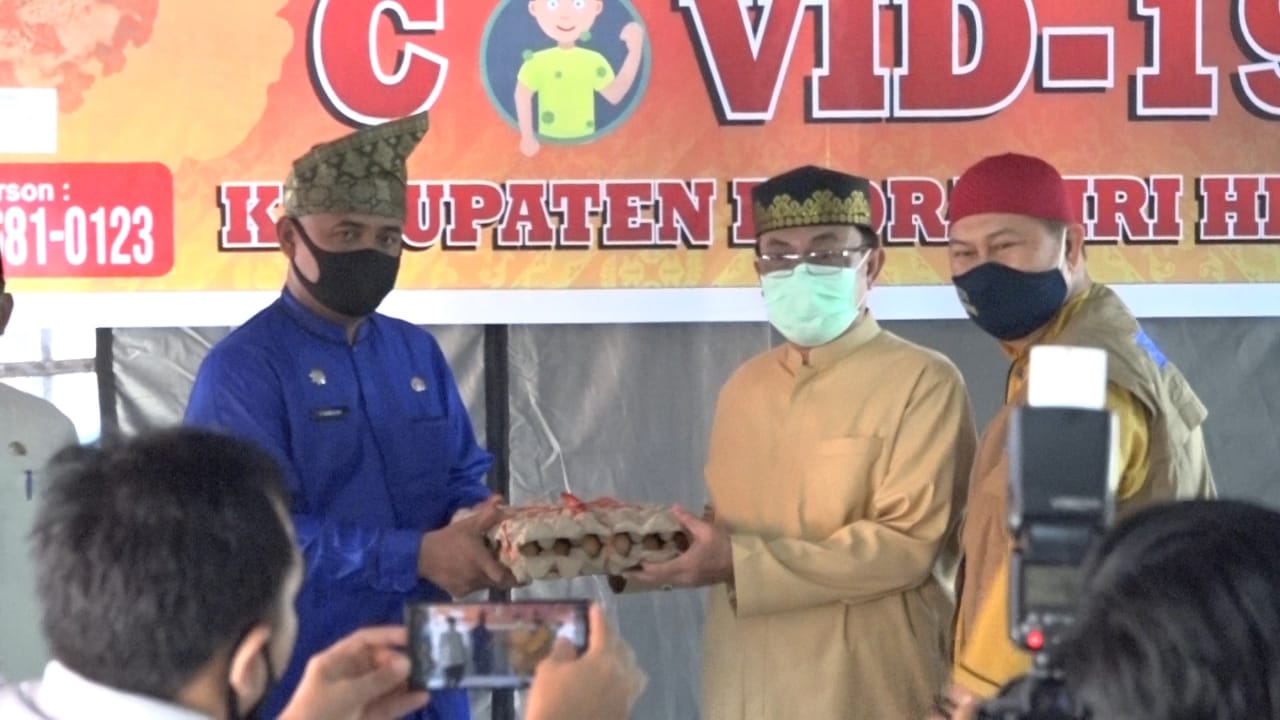Bupati Inhil Hm Wardan Salurkan Bantuan Sembako Kepada Masyarakat