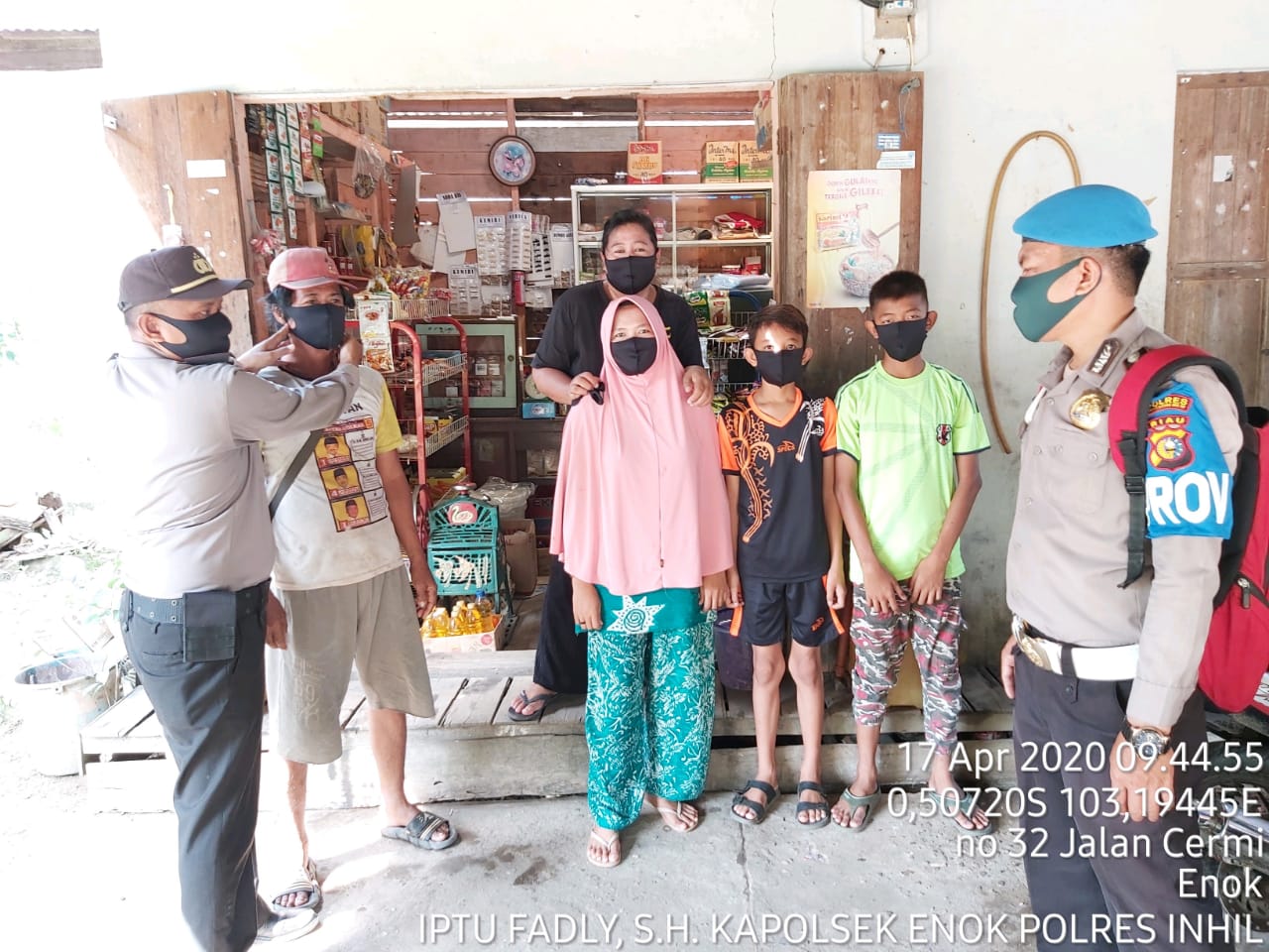 Hambat Penyebaran Corona, Polsek Enok Bagikan Masker Scuba ke Masyarakat Sekitar