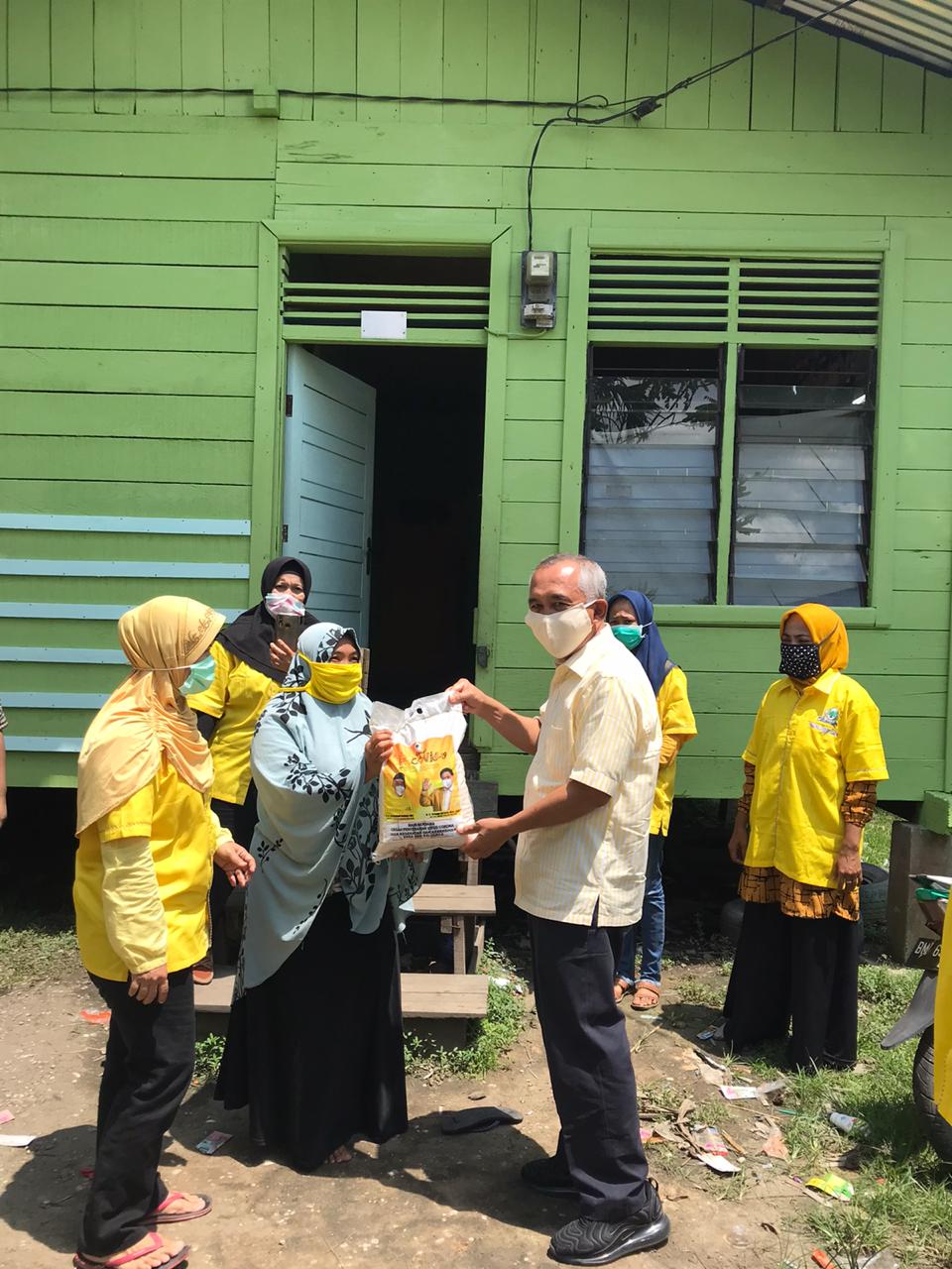 Anggota DPR RI Bagikan 11 Ton Beras Untuk Masyarakat Terdampak Covid-19 di Riau