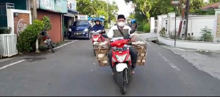 Relawan IWO Inhil Bagikan Paket Sembako Langsung ke Rumah Warga
