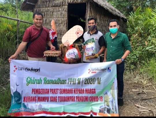 BRK Bagikan 131 Paket Sembako Kepada Masyarakat Kurang Mampu