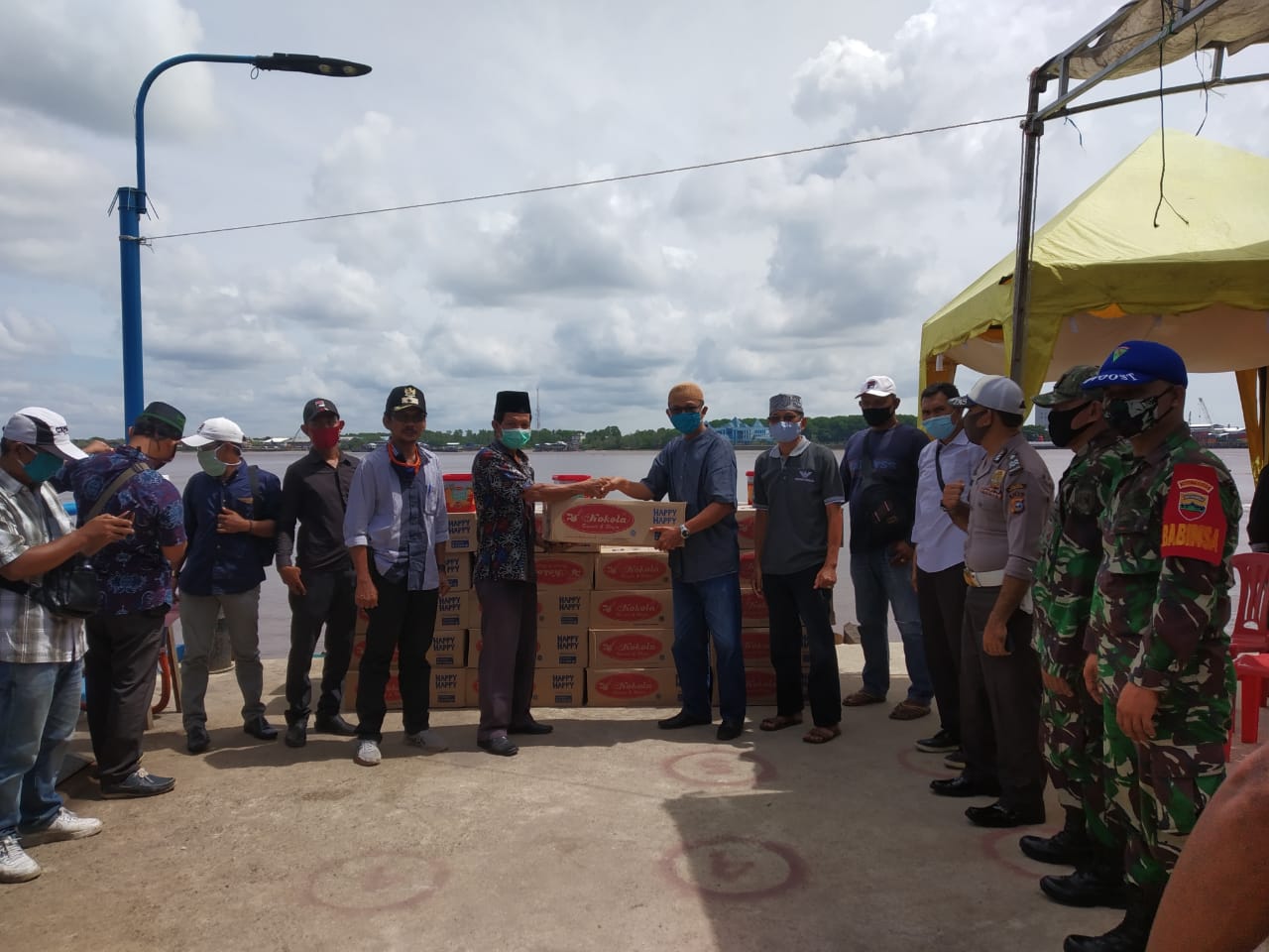 PT Pulau Sambu Group Bagikan 14.000 Roti Kaleng Ke Duafa dan Anak Yatim