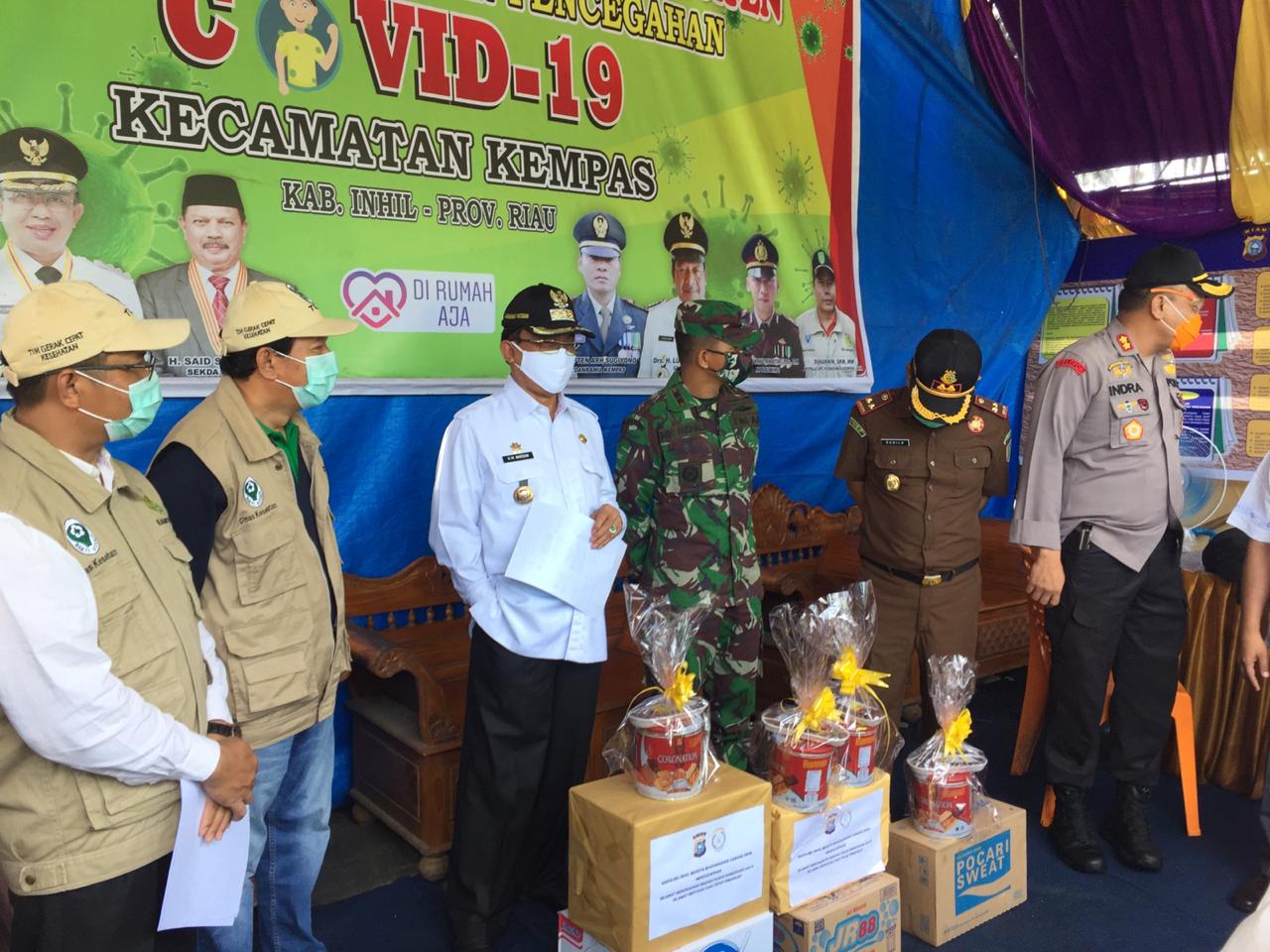 Bupati Inhil Serahkan Bantuan untuk Petugas Posko di Perbatasan