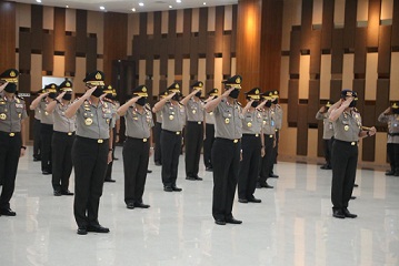 77 Pati Polri Termasuk Kepala BNPT Terima Kenaikan Pangkat Dari Kapolri 