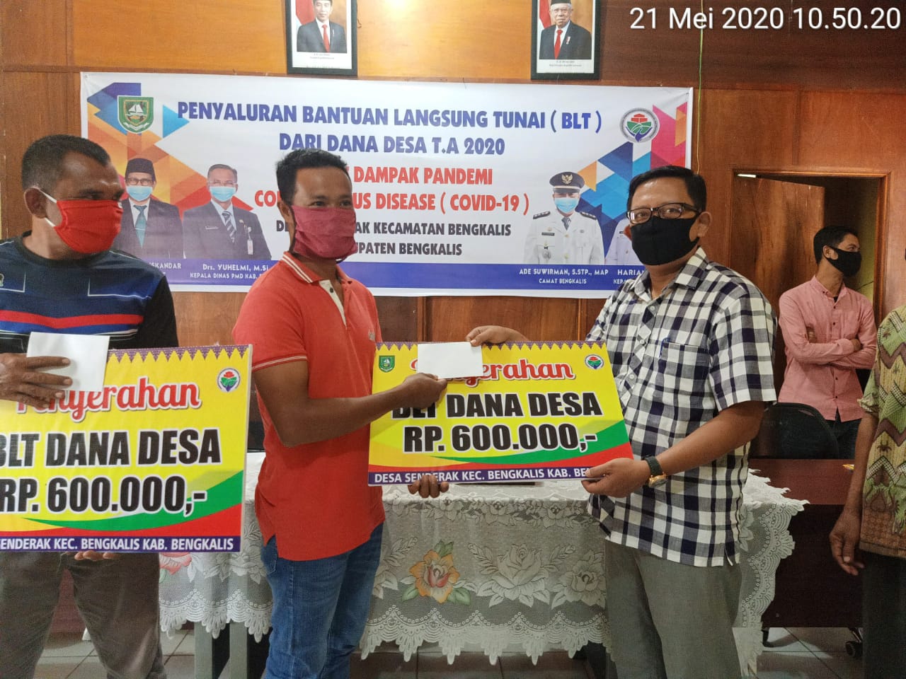 Kades Senderak Salurkan BLT COVID-19 Tahap Pertama