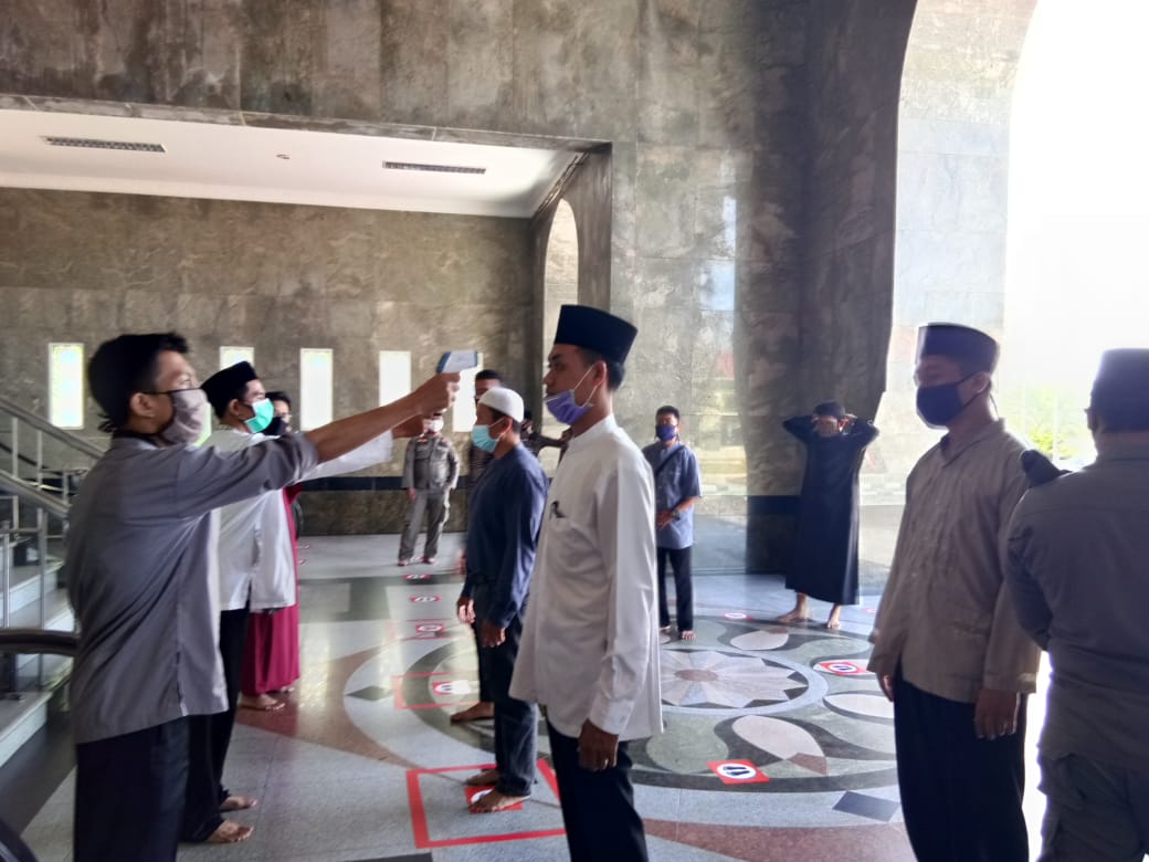 Ukur Suhu Badan, Jemaah Mesjid An-Nur Wajib Masuk Pintu Utama