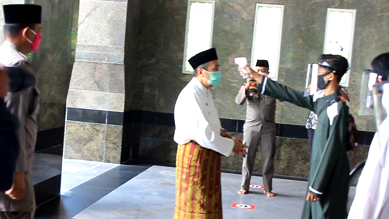Suhu Badan Dicek, Gubri Apresiasi Jemaah Mesjid An-Nur Jalankan Protokol Kesehatan