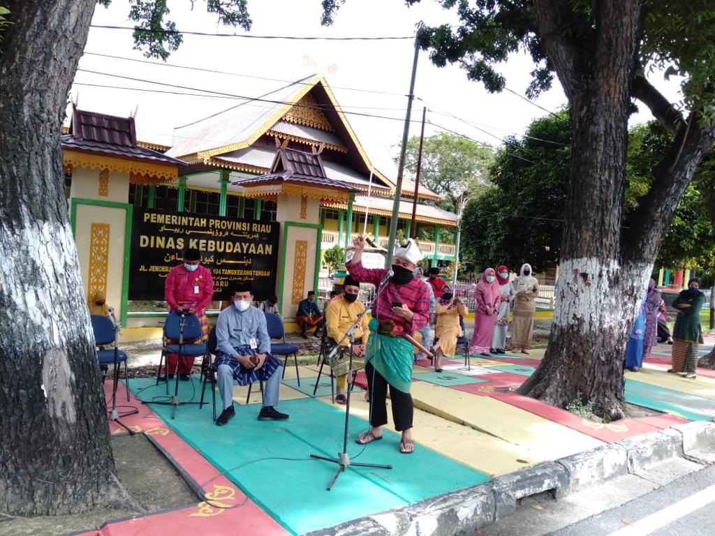 Peringati Hari Jadi Pekanbaru Ke-236, Kadisbud Riau Yose Rizal Beraksi Di Pinggir Jalan