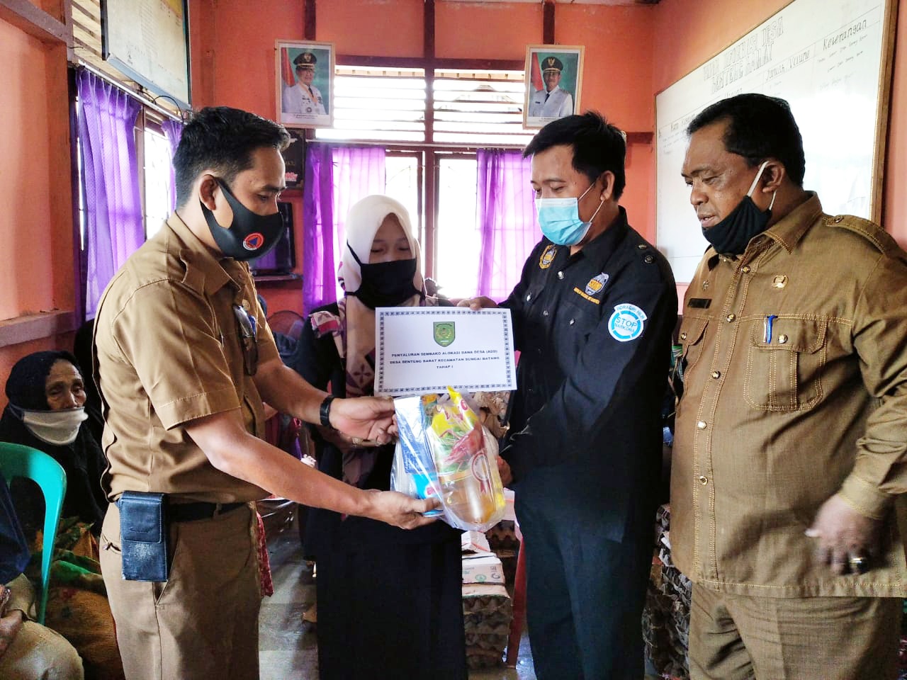 Kades Benteng Barat Salurkan 113 paket Sembako Pada Warga