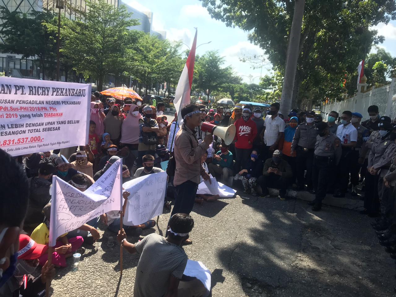 Tak Kunjung Terima Pesangon, Eks Karyawan PT Ricry Demo di Kantor Gubri