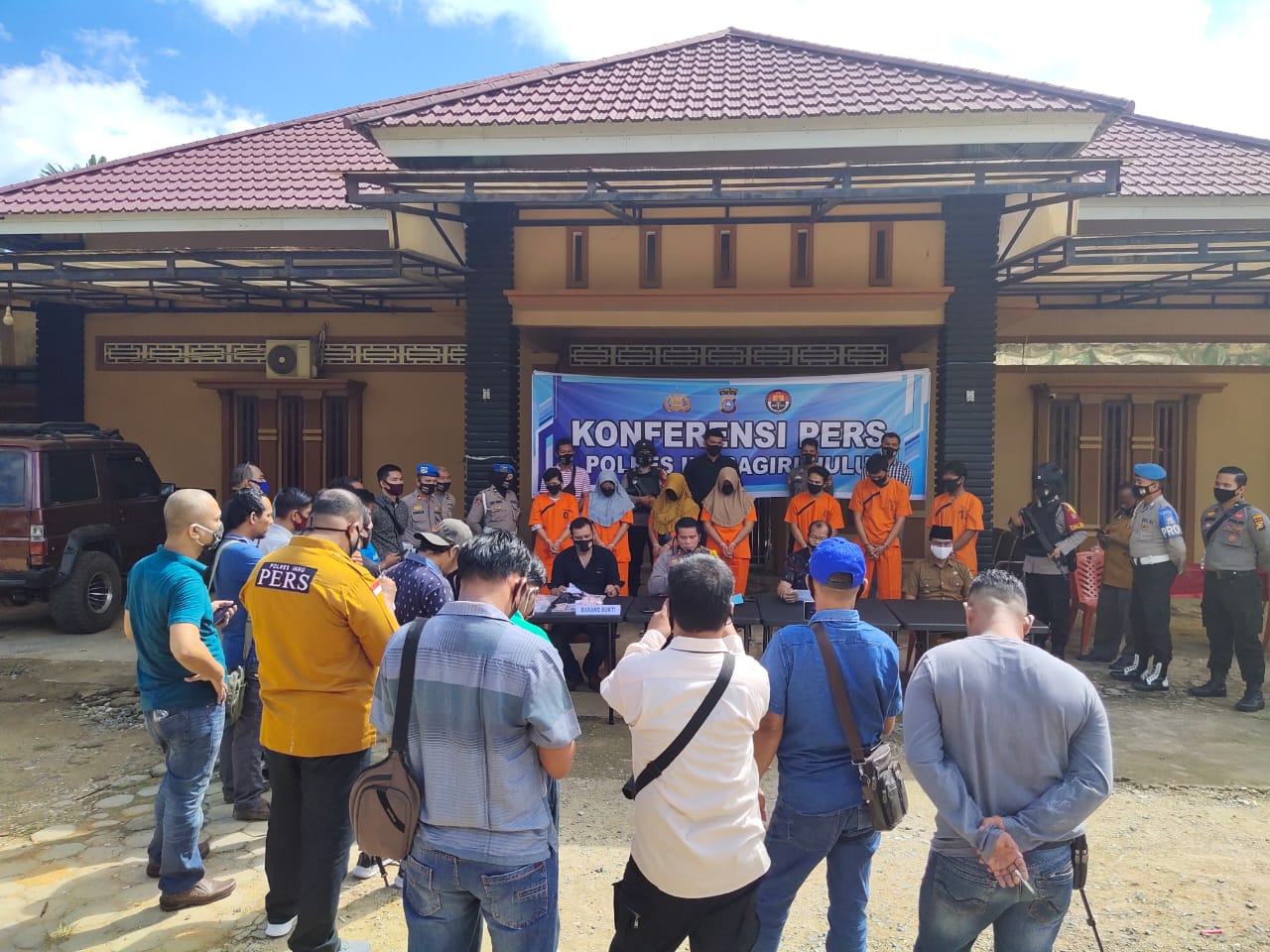 Ratusan Warga Menonton, Bandar Narkoba Satu Keluarga di Inhu Digrebek