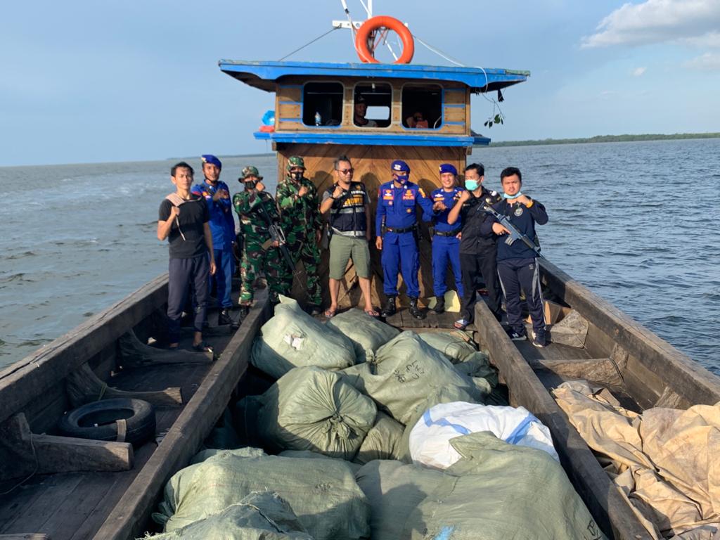 Puluhan Ball Pakaian Bekas dari Malaysia Ditangkap di Perairan Bengkalis