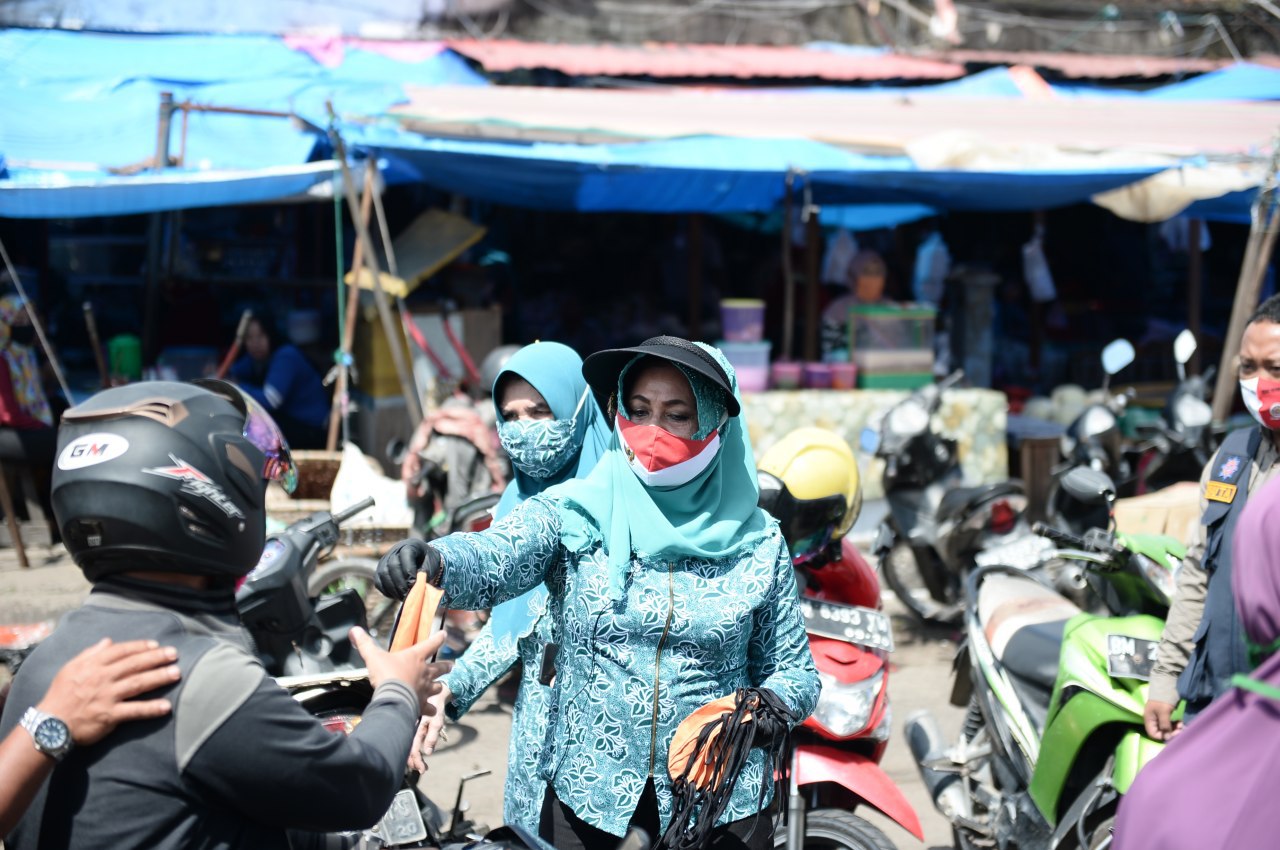 Istri Bupati Siak Tak Hadiri Pembagian Masker Oleh Misnarni Syamsuar