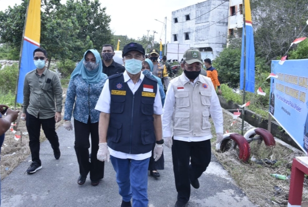 Kunker ke Bengkalis, Gubri dan Ketua TP PKK Bagikan Masker dan Sembako