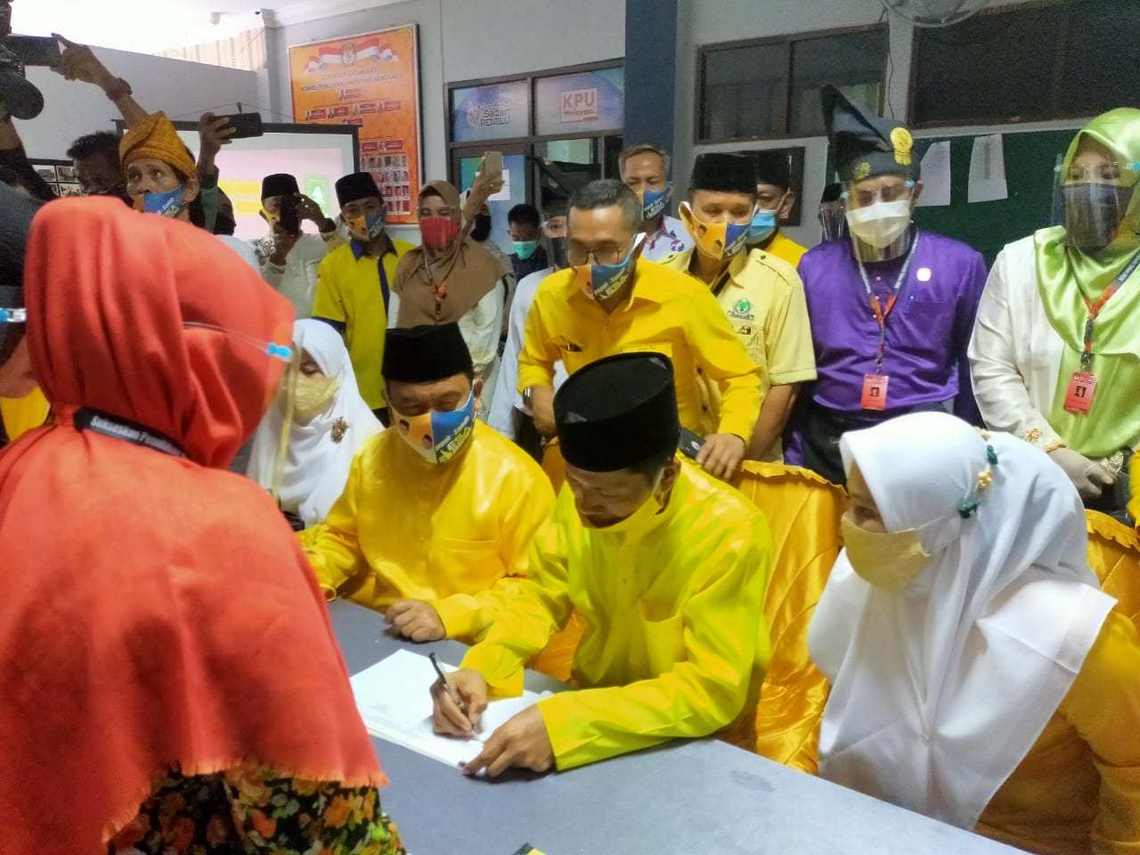 Indra Gunawan Eet didampingi Isteri Beserta Wakil, Calon Terakhir Mendaftar di KPU