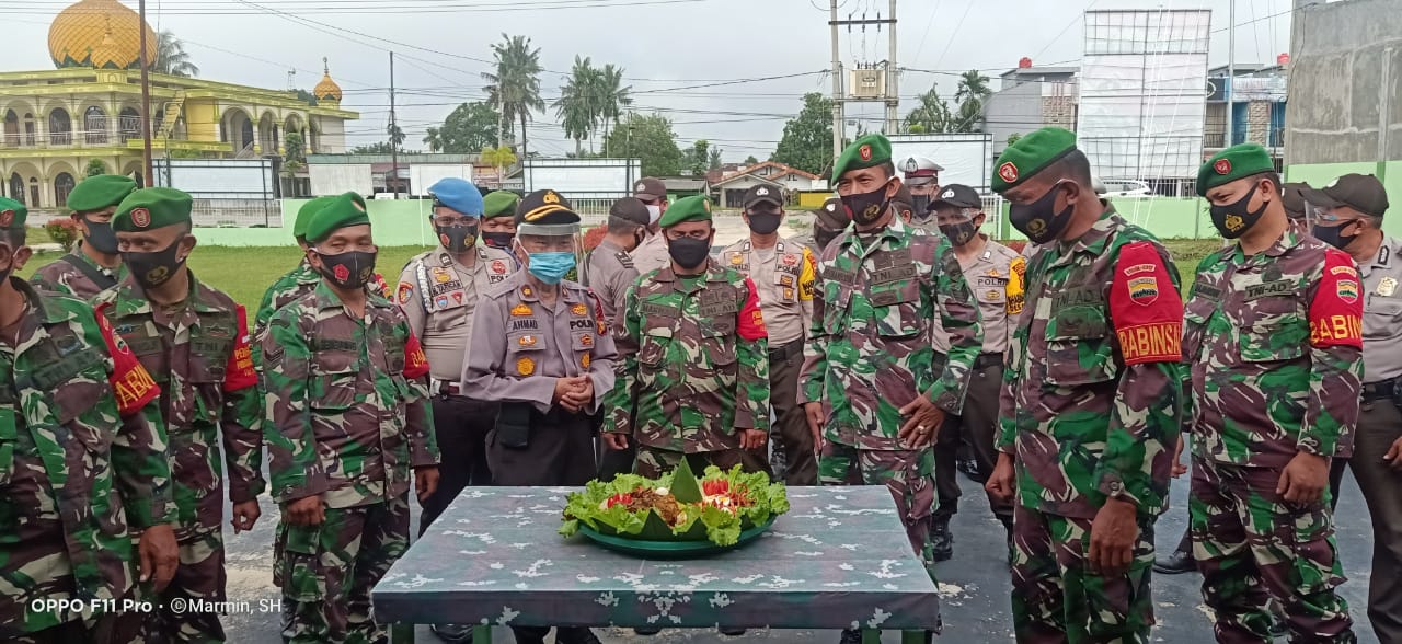 HUT TNI Ke-75, Kapolsek Pangkalan Kuras Beri Surprise Untuk Koramil 04