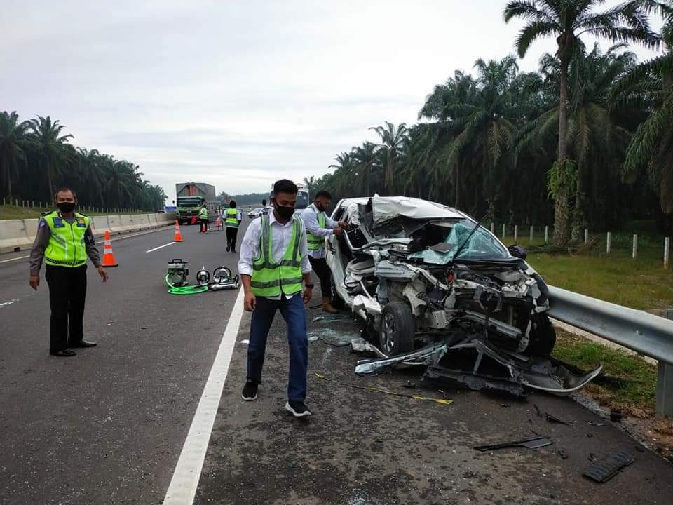 Berkecepatan Tinggi, Mobil Minibus Tabrak Trailer di Tol Pekanbaru-Dumai