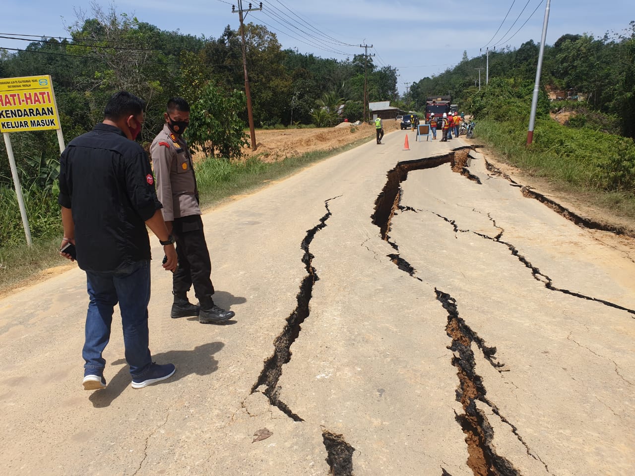 Jalan Lintas Riau-Sumbar Amblas, Kendaraan Bermuatan Berat Dialihkan ke Kiliranjou
