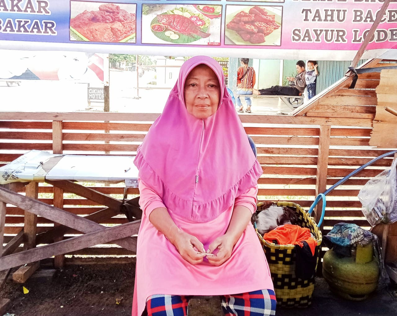 Kisah Haru Seorang Nenek di Pelalawan yang Menghidupi 5 Orang Cucu