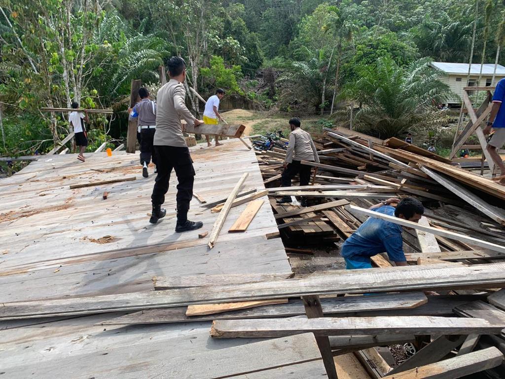 Ponpes Bustanul Hikam Ditimpa Musibah, Polres Inhu Gotong Royong