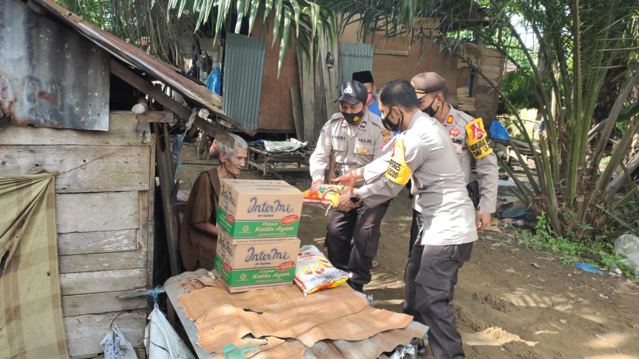 Huni Bekas Kandang Ternak, Kakek Malang Ini Menangis Saat Didatangi Kapolres Inhu