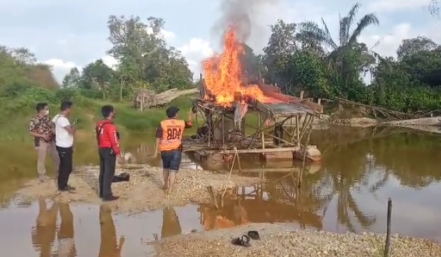 Gelar Operasi PETI, Polsek Singingi Bakar 2 Unit Rakit DompengÂ 