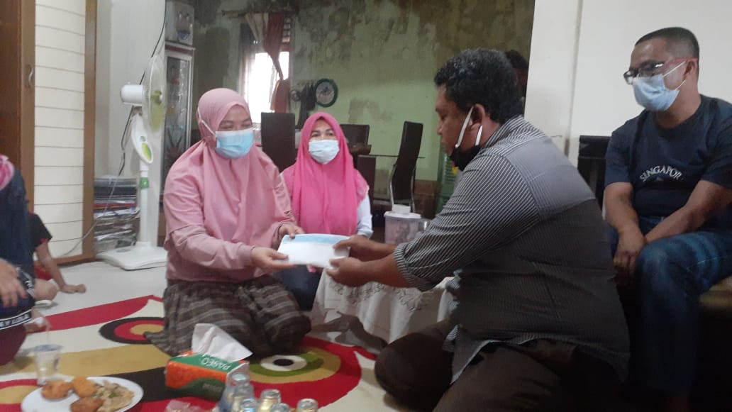 PWI Riau Peduli Serahkan Santunan Untuk Ahli Waris Almarhum Moralis
