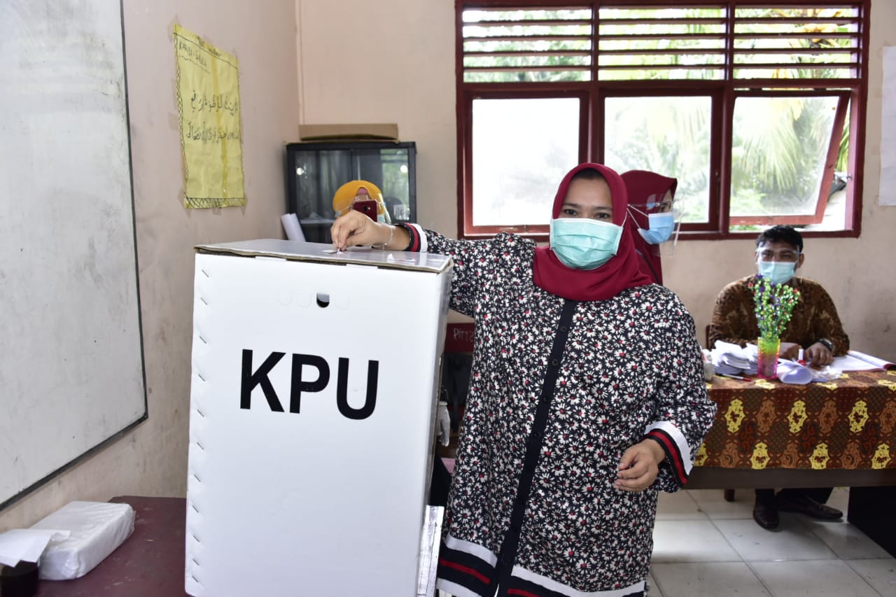 Gunakan Hak Pilih di TPS 3 Muara Basung, Kasmarni Berserah Diri Pada Allah