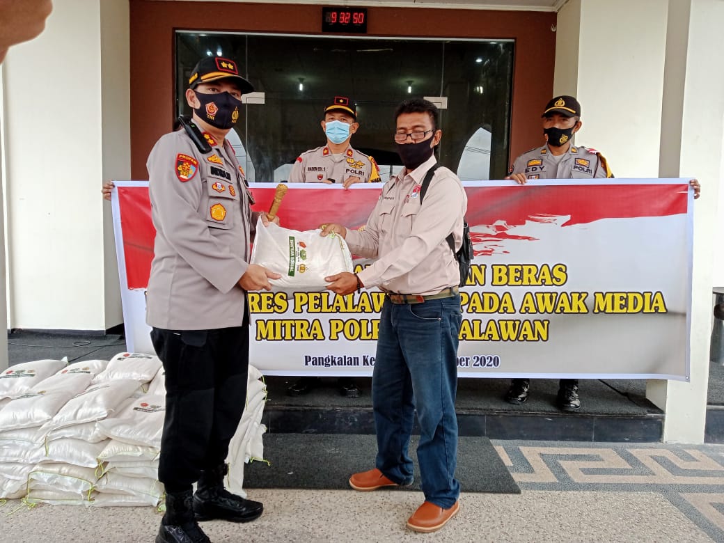 Polres Pelalawan Bantu Wartawan Terdampak Covid-19
