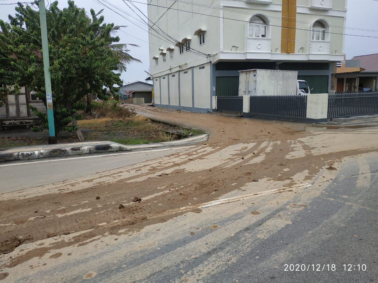 Ceceran Tanah Ancam Keselamatan Pengguna Jalan Bengkalis, Herman : Itu Tanggung Jawab Alang