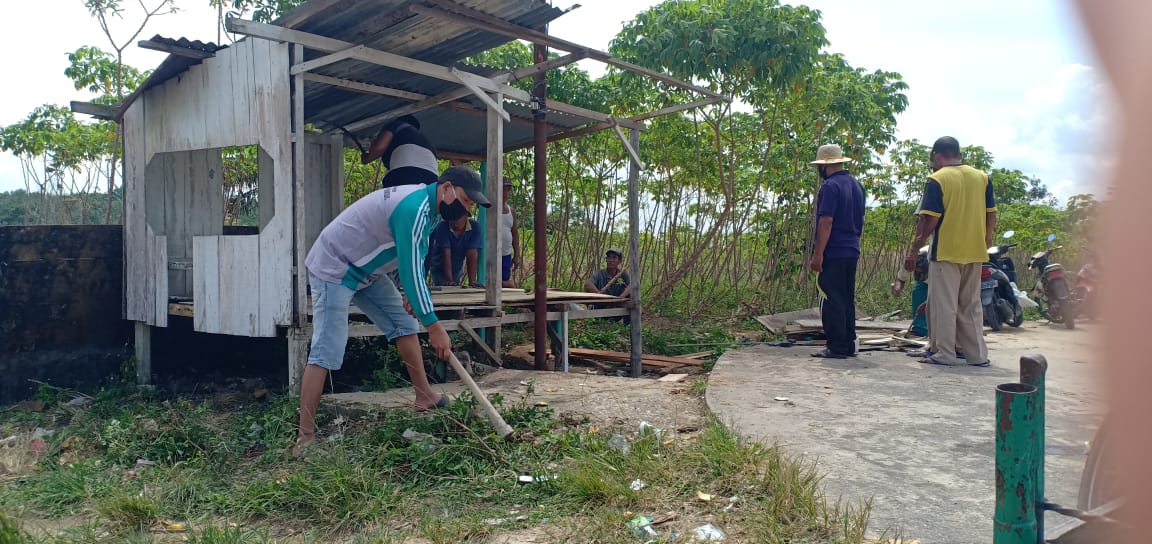 Jauhi Virus Corona, Warga RT 02 dan KT Ceria Sialang Rampai Gotong Royong Bersama Warga