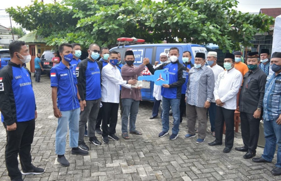 Agung Nugroho Hibahkan Sebuah Ambulance untuk Masjid Peripurna An Najah 