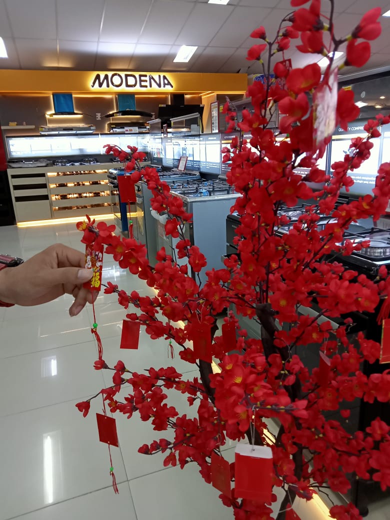 Sambut  Tahun Baru Imlek, MODENA Bagi-bagi  Hadiah dari Pohon Angpao