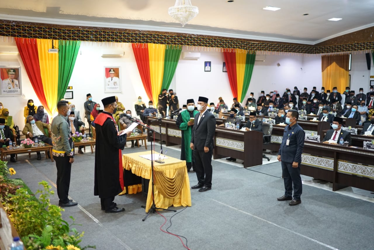Adam Sukarmis Resmi Dilantik Sebagai Ketua DPRD Kuansing