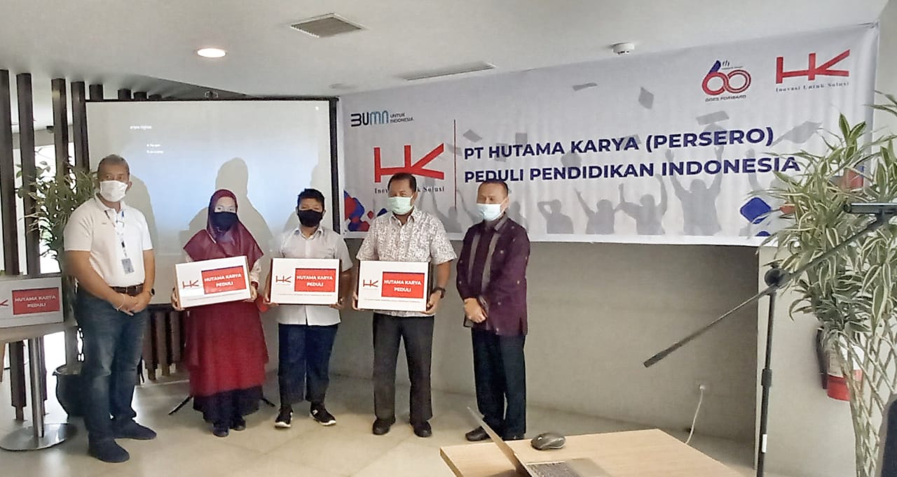 HUT 60 Tahun, HK Bagi-bagi Laptop di Tiga Sekolah