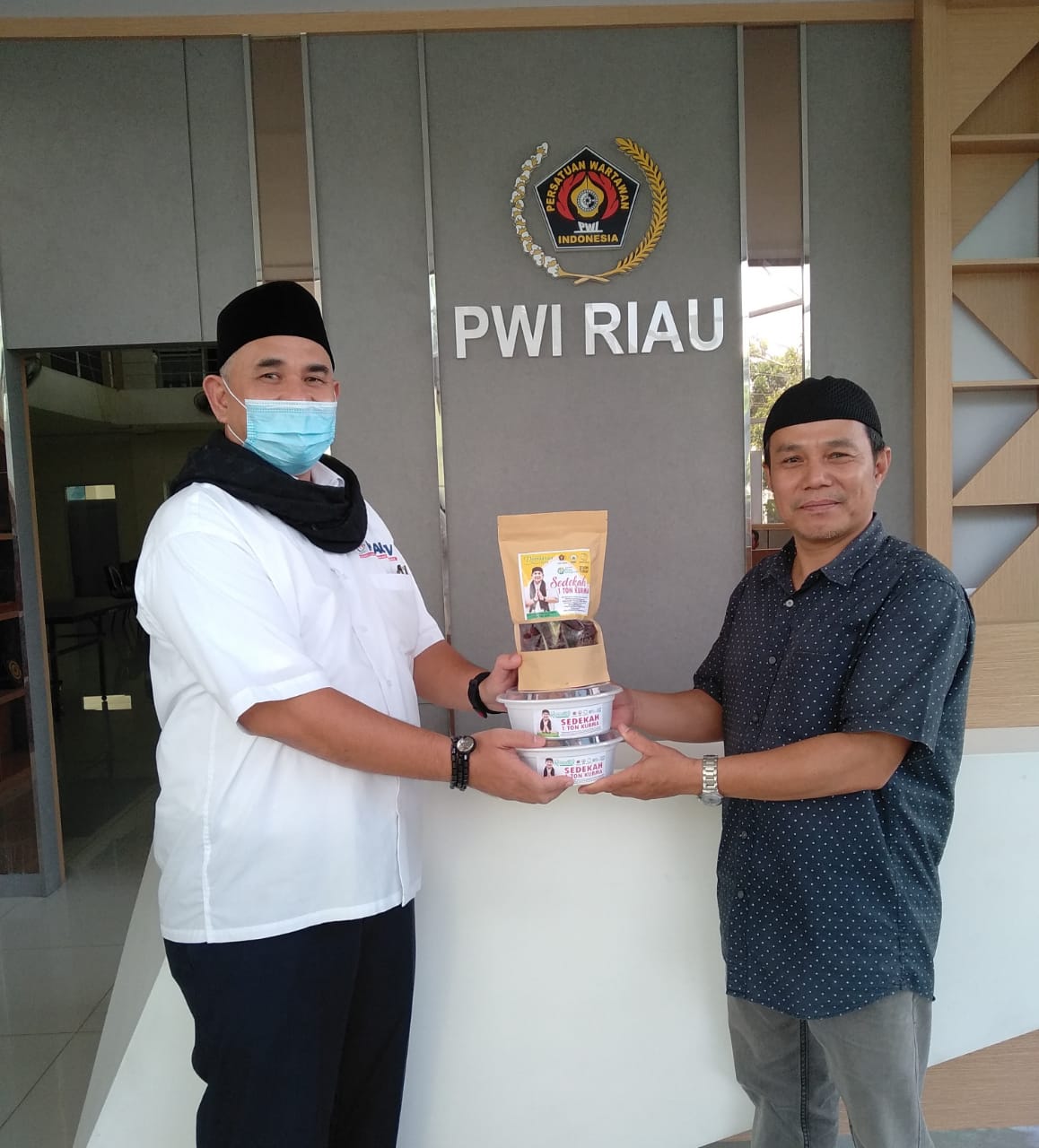PWI Riau Peduli Mulai Distribusikan 1 Ton Kurma untuk Masjid dan Mushalla